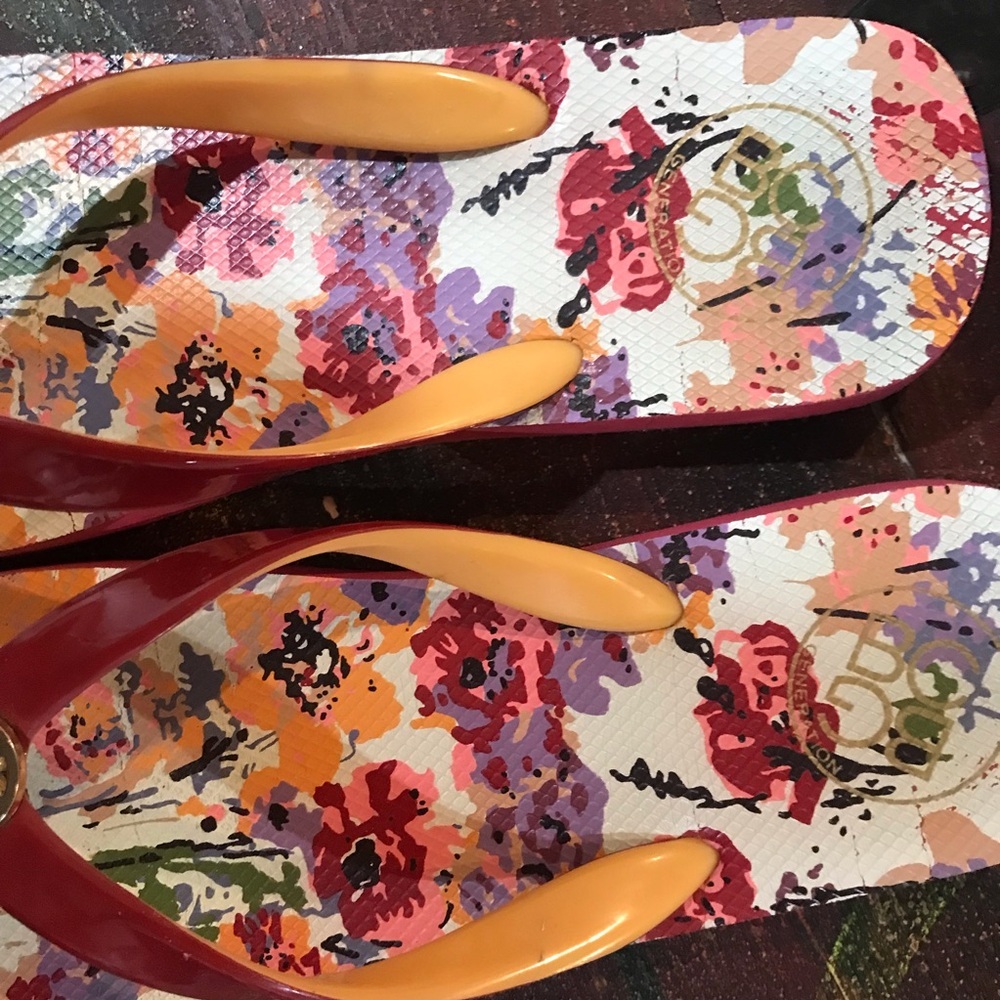 🌹BCBG Floral Flip Flops - Picture 6 of 7